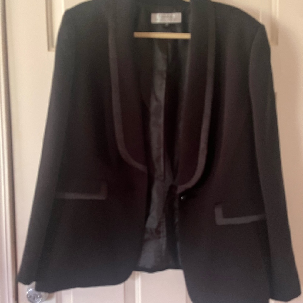 Tahari Elegant Black Women's Blazer